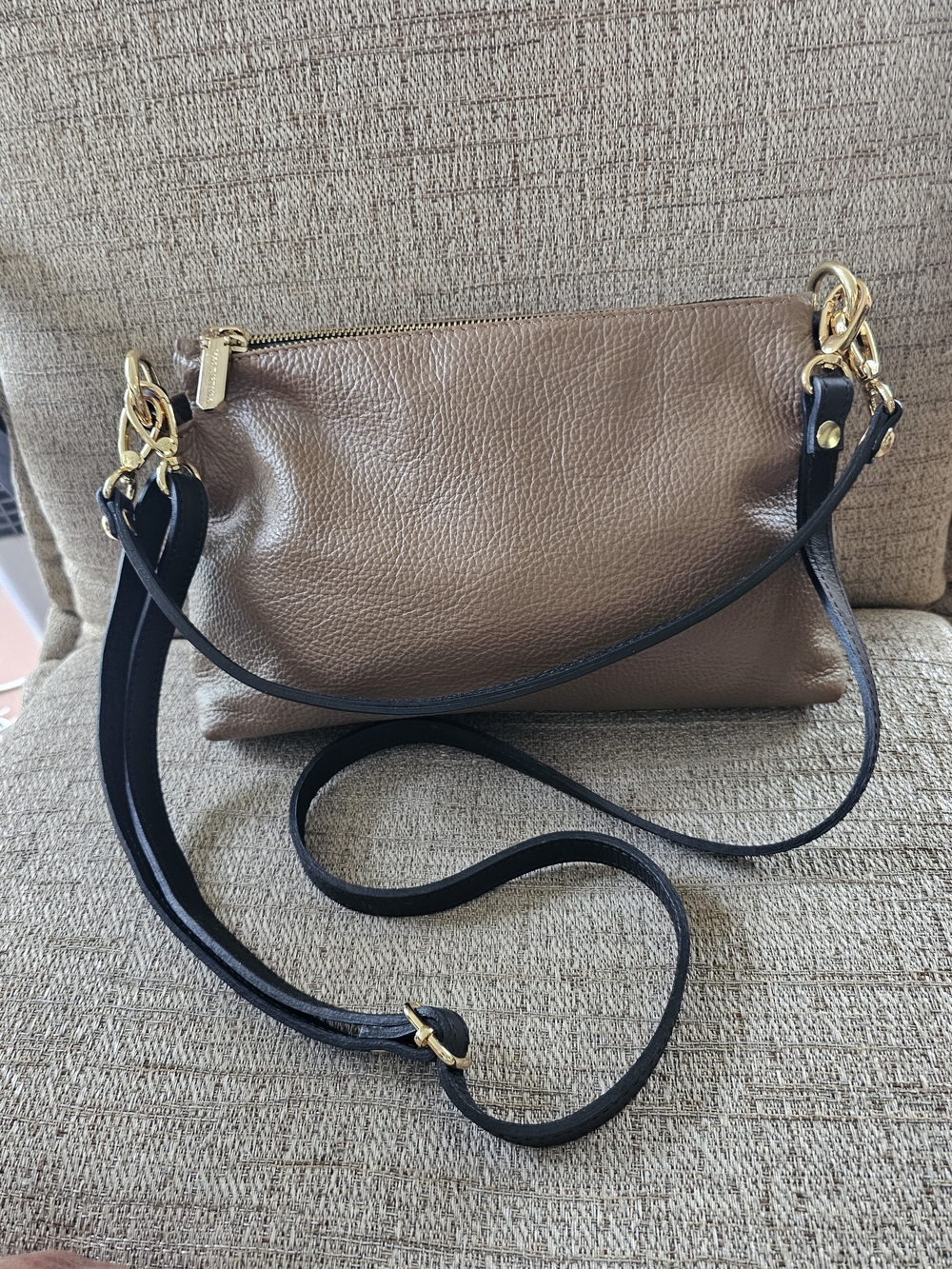 Valentina Carmel Briwn Leather Crossbody Bag W Black Strap & Gold Hsrdware EUC